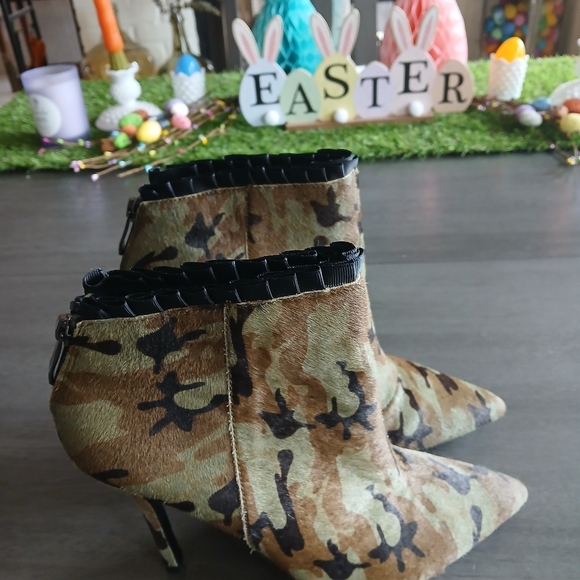 Betsy Johnson Calf Hair Camo Boots Luke New Size 8 - Picture 2 of 6